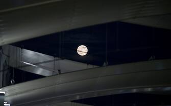 EXPO 2015; La Luna Piena, Luna Blu nel sito Expo (Milano - 2015-08-01, Nicola Marfisi) p.s. la foto e' utilizzabile nel rispetto del contesto in cui e' stata scattata, e senza intento diffamatorio del decoro delle persone rappresentate