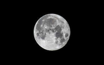 SALERNO, ITALY - AUGUST 22: The full moon, the third full moon of summer 2021, on August 22, 2021 in Salerno, Italy.  There have already been two full moons (June 24 and July 24) and will have a fourth on September 21. It is an 'extra' moon called 'Blue Moon' by the Anglo-Saxon world.  (Photo by Ivan Romano / Getty Images)