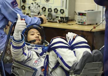 Miliardario giapponese in missione nello spazio: felice come un bimbo