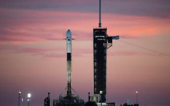 Un razzo SpaceX Falcon 9 che trasporta la navicella spaziale Imaging X-ray Polarimetry Explorer (IXPE) della NASA sulla rampa di lancio 