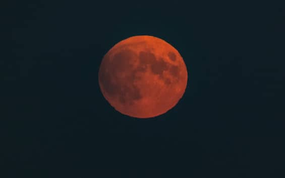 Luna Rossa 2022, eclipse total hoje à noite: os horários e onde vê-lo
