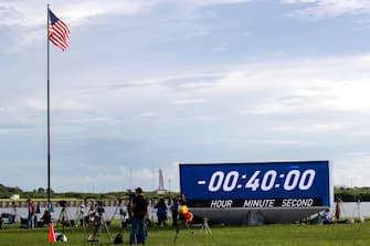 epa10145212 The countdown clock of the SLS rocket with an Orion capsule, part of the Artemis 1 mission, is on a hold at T-40 minutes at the at the pad 39B in the Kennedy Space Center in Merrit Island Florida, USA, 29 August 2022. According to NASA, the hydrogen team of the rocket is discussing plans with the Artemis I launch director. The Artemis 1 mission was an uncrewed test flight of the Orion spacecraft and the first launch of the SLS. The Artemis, the US space agency's first crewed Moon mission since Apollo 17 in 1972, is a space mission with the goal of landing the first female astronaut and first astronaut of color on the Moon.  EPA/CRISTOBAL HERRERA-ULASHKEVICH  EPA-EFE/CRISTOBAL HERRERA-ULASHKEVICH