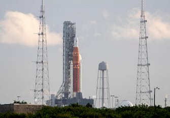 epa10145199 The countdown clock of the SLS rocket with an Orion capsule, part of the Artemis 1 mission, is on a hold at T-40 minutes at the at the pad 39B in the Kennedy Space Center in Merrit Island Florida, USA, 29 August 2022. According to NASA, the hydrogen team of the rocket is discussing plans with the Artemis I launch director. The Artemis 1 mission was an uncrewed test flight of the Orion spacecraft and the first launch of the SLS. The Artemis, the US space agency's first crewed Moon mission since Apollo 17 in 1972, is a space mission with the goal of landing the first female astronaut and first astronaut of color on the Moon.  EPA/CRISTOBAL HERRERA-ULASHKEVICH