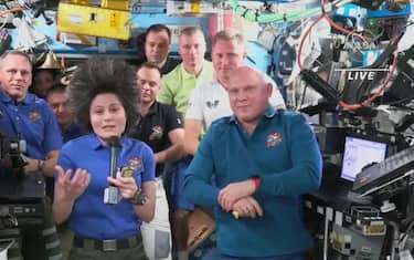 Un frame tratto da un video pubblicato su https://we.tl/t-JUqrqPuhrA che mostra Samantha Cristoforetti, la nuova comandante della Stazione Spaziale Internazionale (Iss), durante il passaggio di consegne, con lo scambio della chiave di ottone, 28 settembre 2022. Cristoforetti è la prima donna europea ad avere questo ruolo.    NPK     https://we.tl/t-JUqrqPuhrA    +++ATTENZIONE LA FOTO NON PUO' ESSERE PUBBLICATA O RIPRODOTTA SENZA L'AUTORIZZAZIONE DELLA FONTE DI ORIGINE CUI SI RINVIA+++   +++NO SALES; NO ARCHIVE; EDITORIAL USE ONLY+++