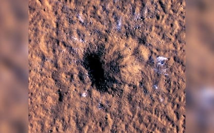 Roccia spaziale colpisce Marte e forma cratere con pezzi di ghiaccio