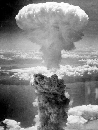Il mattino del 6 agosto 1945 alle 8.16, l'Aeronautica militare statunitense lanciò la bomba atomica "Little Boy" sulla città giapponese di Hiroshima, seguita tre giorni dopo dal lancio dell'ordigno "Fat Man" su Nagasaki. Il Progetto Manhattan era il criptonimo del programma di ricerca condotto dagli Stati Uniti durante la Seconda guerra mondiale, che portò alla realizzazione delle prime bombe atomiche. Nella foto, il fungo atomico seguito al lancio della bomba su Nagasaki.