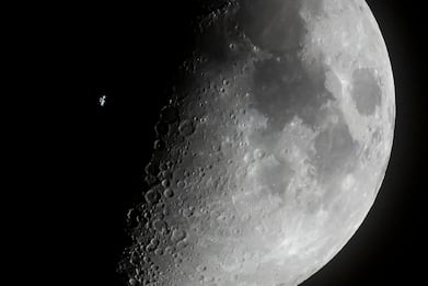 Le stupende immagini del passaggio dell'Iss davanti alla Luna. FOTO