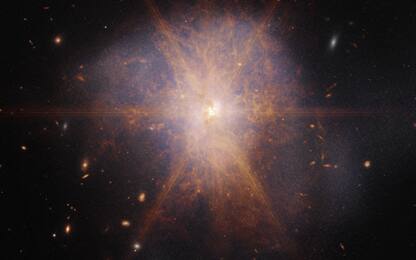 Il telescopio Webb cattura la collisione delle galassie Arp 220. FOTO