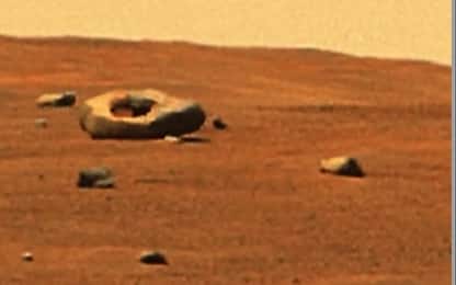 Marte, Rover Perseverance scatta la foto di una misteriosa "ciambella"