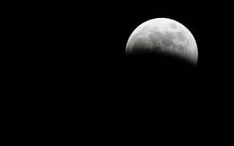 20070303 - MILAN - MOON ECLIPSE.  A phase of this evening's lunar eclipse.DANIEL DAL ZENNARO/ANSA