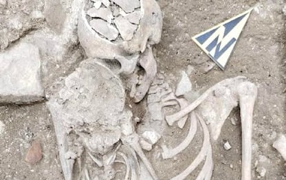 Fano, affiorati durante scavi due scheletri abbracciati