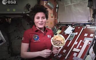 cibo nello spazio al posto del pane Samantha Cristoforetti prepara tortillas