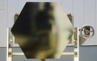 A mirror, similar to the one that will be installed on the James Webb Space Telescope is displayed in a clean room at the NASA Goddard Space Flight Center in Greenbelt, Maryland on April 2, 2015.   AFP PHOTO/ JIM WATSON        (Photo credit should read JIM WATSON/AFP via Getty Images)