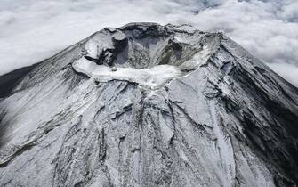 © Kyodo / MAXPPP - 07/09/2021;  Photo taken Sept.  7, 2021, from a Kyodo News helicopter shows Mt. Fuji, Japan's highest mountain straddling Yamanashi and Shizuoka prefectures, with its summit snowcapped for the first time this season.  (Kyodo) == Kyodo