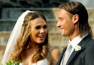 AS Roma captain Francesco Totti (R) smiles to his wife Italian TV star Hilary Blasi leave the church after their wedding 19 June 2005 in Rome.  AFP PHOTO/VINCENZO PINTO        (Photo credit should read VINCENZO PINTO/AFP/Getty Images)