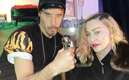 Madonna fotografata senza mascherina a una festa: polemiche