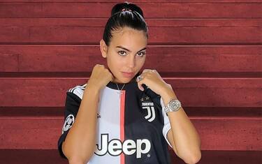 Georgina Rodriguez mette all'asta le maglie di Ronaldo