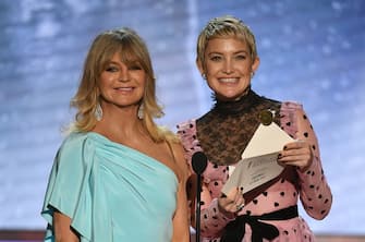 LOS ANGELES, CA - JANUARY 21:  Actors Goldie Hawn (L) and Kate Hudson speak onstage during the 24th Annual Screen Actors Guild Awards at The Shrine Auditorium on January 21, 2018 in Los Angeles, California. 27522_013  (Photo by Kevin Winter/Getty Images)