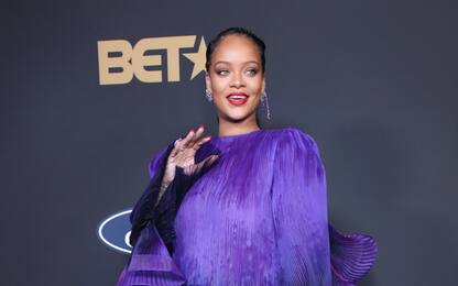 Ora si può comprare l'iconico vestito di Rihanna per una buona causa