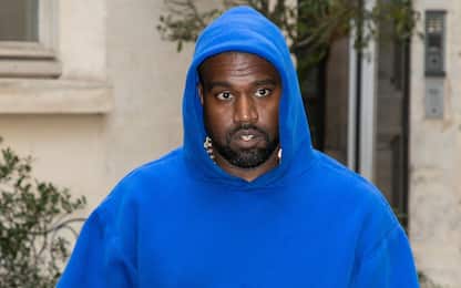 L'ultima follia di Kanye West: fa pipì su un Grammy Award