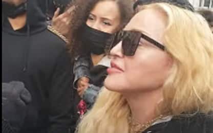 Black Lives Matter, Madonna partecipa alle proteste con le stampelle