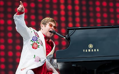 Elton John paga un intervento chirurgico all'ex fidanzata