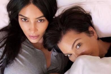 Kim Kardashian posa con la madre e lancia una nuova linea di pigiami