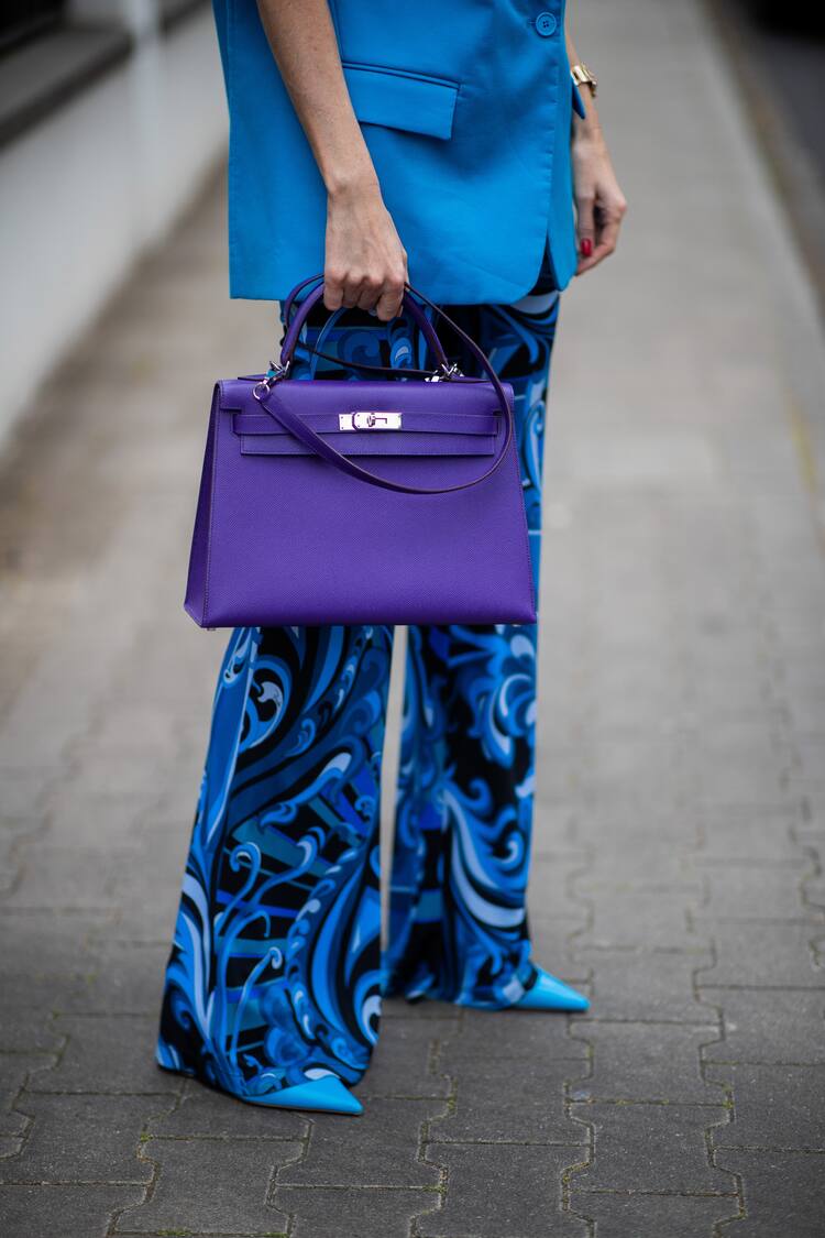 Estate 2020: tornano di moda i pantaloni a zampa di elefante. Gli outfit a  cui ispirarsi