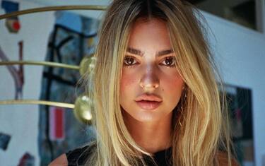 Emily Ratajkowski rivoluziona il suo look: ora è biondissima