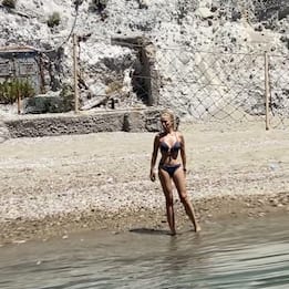 Nancy Brilli, una Venere in bikini sull'Isola di Ponza