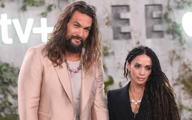 US actor Jason Momoa and his wife US actress Lisa Bonet arrive for Apple TV+ world premiere of "SEE" at the Fox Regency Village Theater in Los Angeles on October 21, 2019. (Photo by Nick Agro / AFP) (Photo by NICK AGRO/AFP via Getty Images)