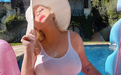 Christina Aguilera, pioggia di commenti per gli scatti in piscina