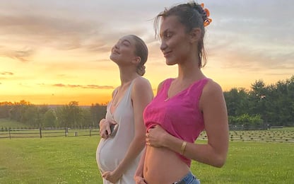 Bella Hadid mostra la pancia insieme alla sorella Gigi incinta