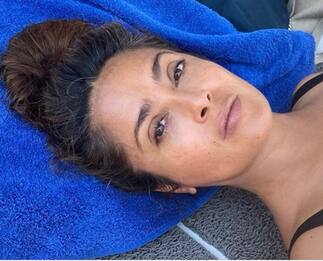 Salma Hayek, bella anche senza trucco e con capelli grigi