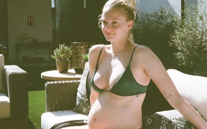 Sophie Turner incinta, la foto con il pancione su Instagram