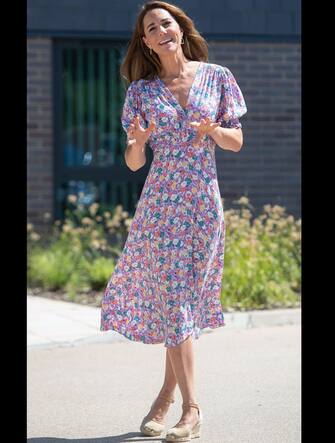 UK: Kate Middleton non ha paura di sporcarsi le mani durante una visita a  The Nook in Framlingham Earl