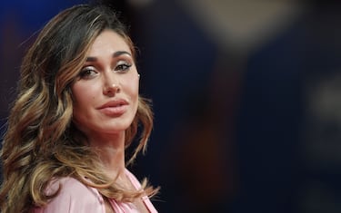 Argentinian model Belen Rodriguez poses on the red carpet before the premiere of "Arrival" presented in competition at the 73rd Venice Film Festival on September 1, 2016 at Venice Lido. / AFP / TIZIANA FABI        (Photo credit should read TIZIANA FABI/AFP via Getty Images)