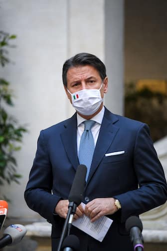 1229046879 ROME, ITALY - OCTOBER 13: Italian Prime Minister Giuseppe Conte wearing a protective mask holds a press conference on the new safety measures to contain the Covid-19 pandemic, at Palazzo Chigi on October 13, 2020 in Rome, Italy. (Photo by Antonio Masiello#POOL/Alberto Lingria / POOL via Getty Images)
