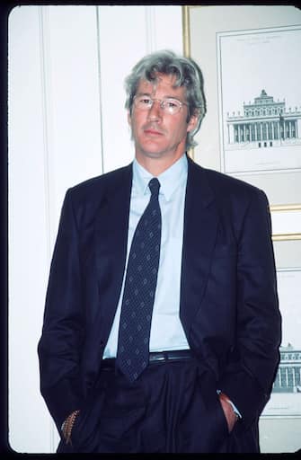 355794 01: Actor Richard Gere poses for a picture August 12, 1999 in New York City. Gere helps to welcome the Dalai Lama by presiding over a series of conferences at which the Dalai Lama speaks. (Photo by Evan Agostini/Liaison)