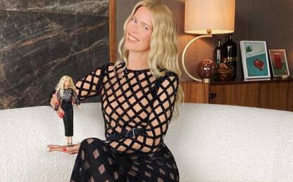 Claudia Schiffer diventa una Barbie per i suoi 50 anni