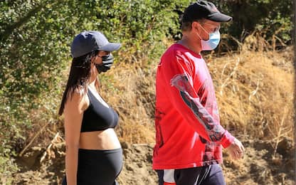 Emily Ratajkowski a passeggio col marito, il pancione cresce