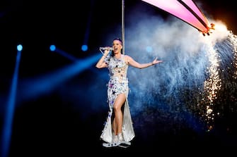 GLENDALE, AZ - FEBRUARY 01:  Singer Katy Perry performs during the Pepsi Super Bowl XLIX Halftime Show at University of Phoenix Stadium on February 1, 2015 in Glendale, Arizona.  (Photo by Kevin C. Cox/Getty Images)