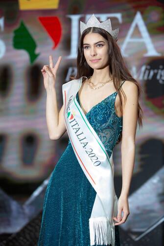 Alta 1,70, occhi verdi e capelli castani, Miss Italia n. 81, eletta in un'edizione speciale condotta da Alessandro Greco e Margherita Praticò, in assenza di
pubblico e per la prima volta senza televoto, trasmessa in streaming per via del Covid, è Martina Sambucini, 19 anni, nata a Marino e residente a Frascati, diplomata al liceo linguistico, eletta Miss Roma 2020. ANSA/UFFICIO STAMPA/DANIELE LA MALFA +++ NO SALES, EDITORIAL USE ONLY +++