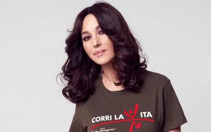 Monica Bellucci indossa una t-shirt Ferragamo per beneficenza