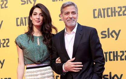 Amal pubblica un libro e promette a George Clooney: "Non lo farò più"