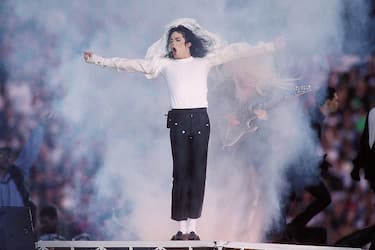 PASADENA, CA - JANUARY 31: Michael Jackson performs at the Super Bowl XXVII Halftime show at the Rose Bowl on January 31, 1993 in Pasadena, California. (Photo by Steve Granitz/WireImage)