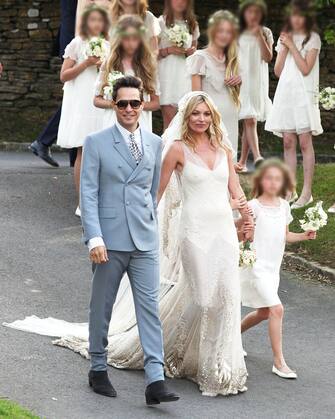 Jamie Hince, Kate Moss, Lila Grace (KIKA) - MILANO - Se saranno per sempre felici e contenti, lo sapranno solo vivendo, ma le coppie che hanno deciso di onorare il lieto fine di ogni favola vecchio stampo che si rispetti, quest'anno, sono state davvero tante. A cominciare dal matrimonio del secolo, quello tra il principe William e Kate Middleton; li hanno seguiti a ruota, ma con un decimo del loro scalpore, il principe Alberto di Monaco e Charlene Wittstock; Alena Seredova e Gianluigi Buffon; Paola Cortellesi e Riccardo Milani; Maddalena Corvaglia e il chitarrista di Vasco, Stef Burns; Paul McCartney e Nancy Shevell; Lily Allen e Sam Cooper. In politica, invece, hanno detto "sì" Mara Carfagna e Marco Mezzaroma, e Renato Brunetta e Titti Giovannoni, che si sono giurati amore eterno in una cerimonia blindatissima per dribblare i contestatori. Tra tutte le coppie convolate a nozze in questi dodici mesi, quella che aveva convinto meno in assoluto è già scoppiata: si tratta di Kim Kardashiane e Kris Humphries, che stanno firmando le carte del divorzio dopo solo 72 giorni. Una, forse più delle altre, che ha invece spiccato per intesa, complicità e gioia espresse nel gran giorno durante la cerimonia è quella formata dalla top model Kate Moss e dal musicista Jamie Hince. La più inaspettata, invece, è quella composta da Maria del Rosario Cayetana Fitz-James Stuart e Alfonso Diez.