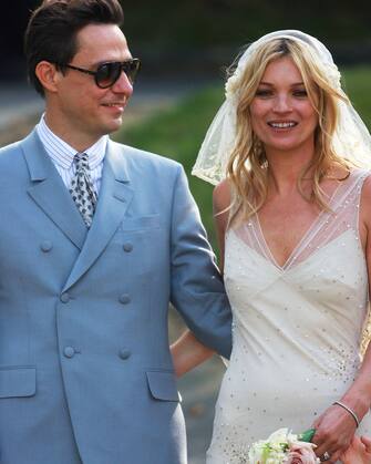 Jamie Hince, Kate Moss (KIKA) - MILANO - Se saranno per sempre felici e contenti, lo sapranno solo vivendo, ma le coppie che hanno deciso di onorare il lieto fine di ogni favola vecchio stampo che si rispetti, quest'anno, sono state davvero tante. A cominciare dal matrimonio del secolo, quello tra il principe William e Kate Middleton; li hanno seguiti a ruota, ma con un decimo del loro scalpore, il principe Alberto di Monaco e Charlene Wittstock; Alena Seredova e Gianluigi Buffon; Paola Cortellesi e Riccardo Milani; Maddalena Corvaglia e il chitarrista di Vasco, Stef Burns; Paul McCartney e Nancy Shevell; Lily Allen e Sam Cooper. In politica, invece, hanno detto "sì" Mara Carfagna e Marco Mezzaroma, e Renato Brunetta e Titti Giovannoni, che si sono giurati amore eterno in una cerimonia blindatissima per dribblare i contestatori. Tra tutte le coppie convolate a nozze in questi dodici mesi, quella che aveva convinto meno in assoluto è già scoppiata: si tratta di Kim Kardashiane e Kris Humphries, che stanno firmando le carte del divorzio dopo solo 72 giorni. Una, forse più delle altre, che ha invece spiccato per intesa, complicità e gioia espresse nel gran giorno durante la cerimonia è quella formata dalla top model Kate Moss e dal musicista Jamie Hince. La più inaspettata, invece, è quella composta da Maria del Rosario Cayetana Fitz-James Stuart e Alfonso Diez.