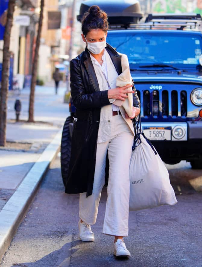 Moda, come portare il trench di pelle con lo stesso stile di Katie Holmes a  New York