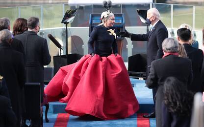 Insediamento Biden, Lady Gaga canta l'inno vestita Schiaparelli